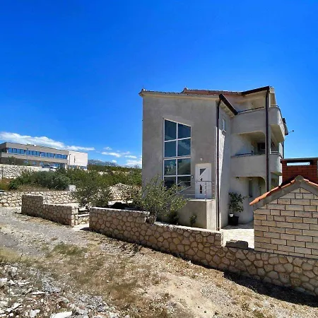 Two-bedroom In I Apartamento Maslenica